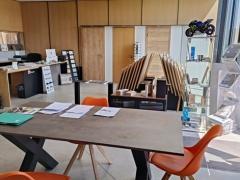 Bedrijf gespecialiseerd in maken en plaatsen deuren - parketvloeren - meubelen gelegen in industriezone des Hauts Sarts Provincie Luik